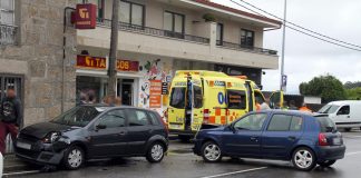 Dos heridos en una colisión entre dos coches en Nigrán