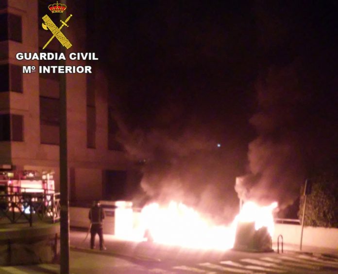 Detienen a un joven de Baiona como supuesto autor del incendio intencionado de varios contenedores