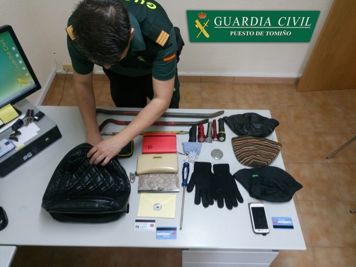 La Guardia Civil detiene en Tomiño a un hombre por el hurto de un bolso en el interior de un vehículo