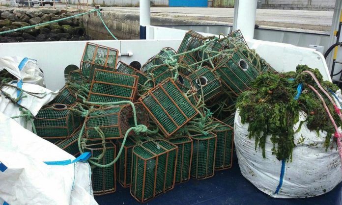 Los guardacostas requisan en Oia varios aparatos de pesca en un control contra el furtivismo