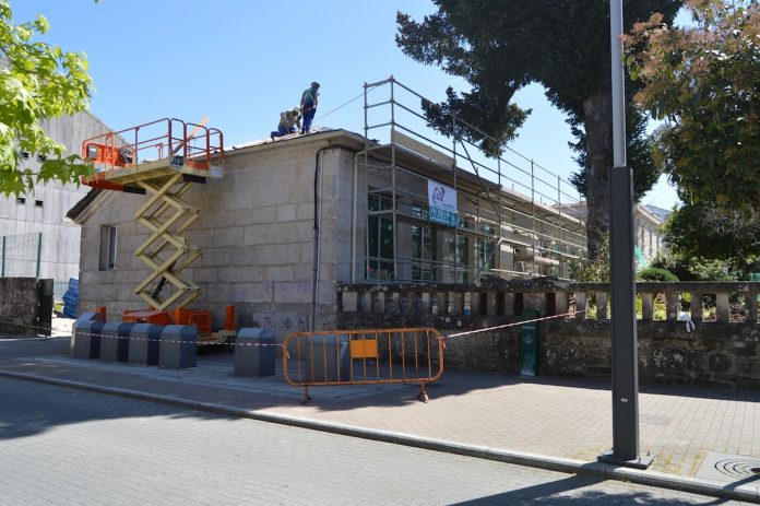 El Concello de Tomiño restaura el tejado del centro escolar Mestre Manuel Garcés