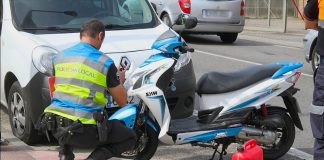 Un motorista herido al chocar su ciclomotor con un coche en Tomiño