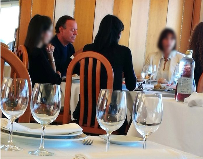 Julio Iglesias, de mariscada por Baiona