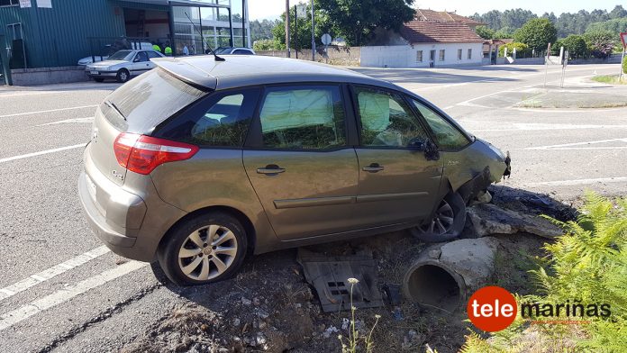 salida-de-via-barro-tomino-1 Herido un conductor al salirse de la vía en Tomiño