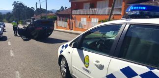 Herida tras salirse de la vía, chocar contra un poste y volcar en Tomiño