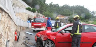 Dos heridos tras chocar contra un muro de piedra en O Rosal