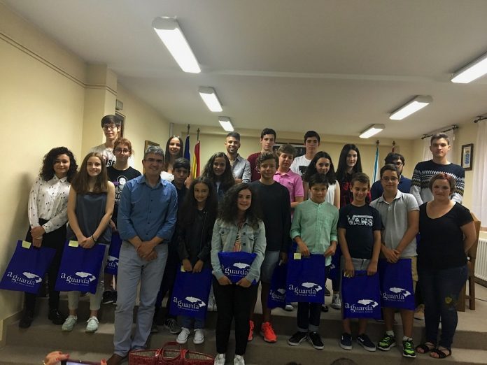 Los alumnos con mejor expediente de A Guarda reciben su galardón