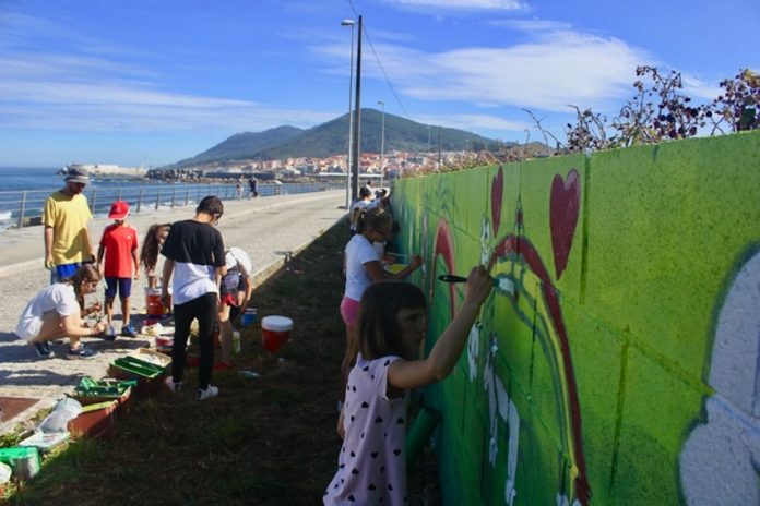 La senda litoral de A Guarda, engalanada con pinturas realizadas por jóvenes de la villa