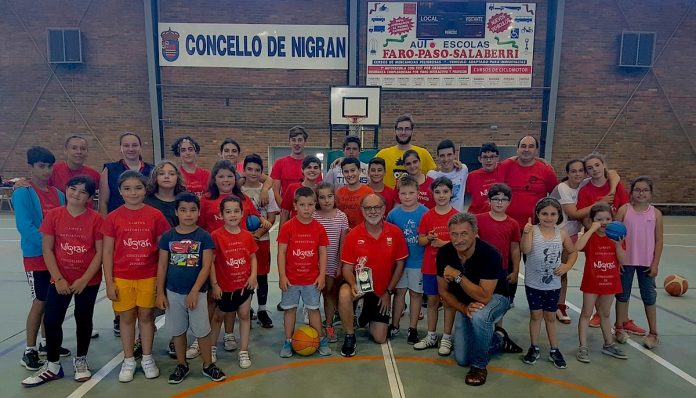 El preparador físico de Pau Gasol enseña a los niños del campus del CB Nigrán