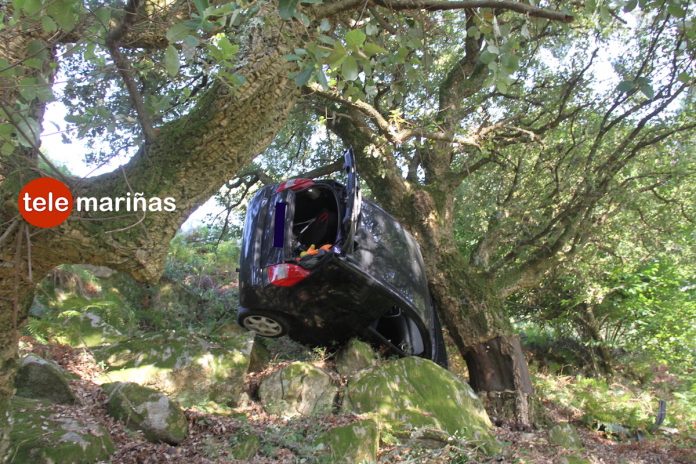 Rescatan a un conductor que cayó por un terraplén en As Pozas de Mougás