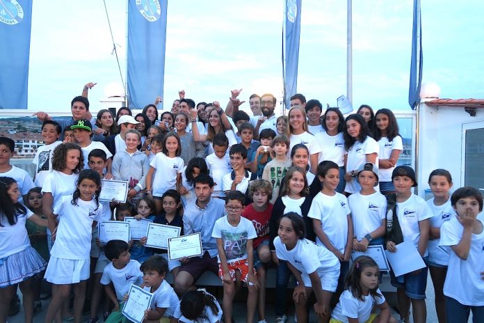 alumnos_escuela_vela_reciben_diplomas_nautico_panxon El Náutico de Panxón crea su equipo de regatas