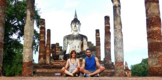 Una pareja de A Guarda recorre Europa en furgoneta en busca de olas para hacer surf