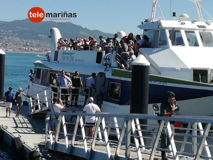 Pasajeros de una naviera a Cíes se amotinan a bordo de un barco en el puerto de Baiona