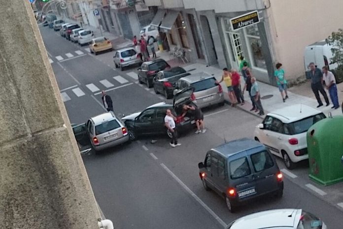 Tres heridos leves e importantes daños materiales en un accidente de tráfico en el centro de Tomiño