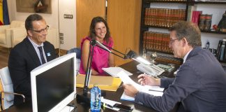 Feijóo recibe al alcalde de Baiona, Ángel Rodal, en San Caetano