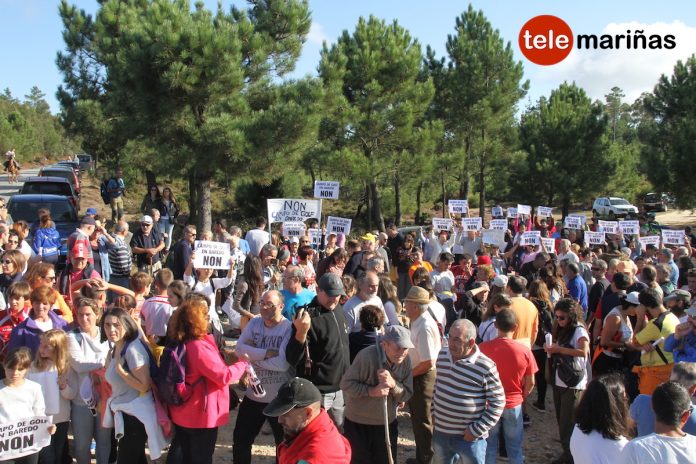 Concentración por los montes de Baredo en protesta por el campo de golf