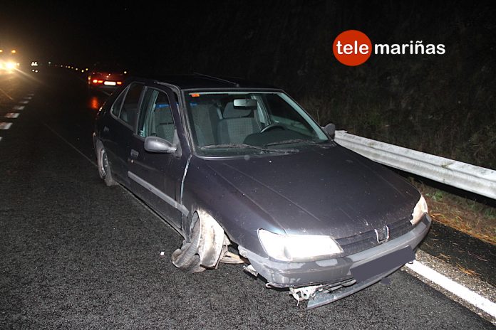 choque_piedras_ag57_baiona Un vehículo colisiona contra unas piedras que cayeron sobre la autopista en Baiona