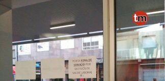 El nuevo centro de salud de Tui comenzó a funcionar el pasado verano. Un nuevo inmueble que solucionaría los problemas que venían padeciendo los vecinos de Tui en el viejo ambulatorio. Pero con la llegada del invierno, los trabajadores del centro han descubierto que el diseño no les protege de las inclemencias meteorológicas. El personal de la administración trabaja prácticamente a la intemperie porque se encuentran frente a la puerta principal en medio de una corriente que se lleva el calor de la calefacción. Esta situación les obliga a protegerse del frío con abrigos y mantas. La solución ofrecida por el Sergas consistió en cerrar la puerta principal que da a la céntrica calle Casal Aboy, obligando a los usuarios del centro de salud a entrar por otro extremo del inmueble que se encuentra un poco más alegado. Esta situación ha generado quejas por parte de los usuarios. El Concello se ha interesado por este problema para intentar buscar una solución. Para los afectados, lo ideal sería poner una doble puerta o una cortina de calor que les aísle del frío. Portavoces del Sergas señalaron ayer que la dirección sanitaria es consciente de ese inconveniente y que está estudiando la aplicación de medidas para poder subsanarlo.