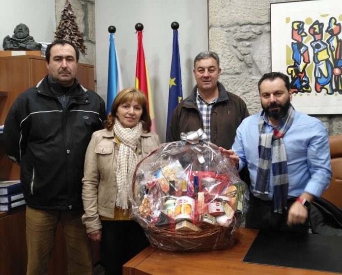 OVALMI y el Concello de Gondomar entregan una cesta de Navidad