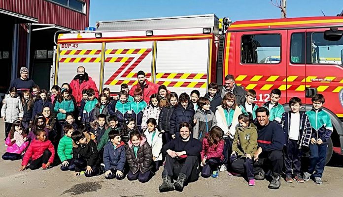 Alumnos del colegio As Carmelitas de A Guarda visitan el parque de Bomberos de O Baixo Miño