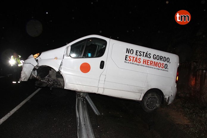 Pierde el control de su furgoneta en la A-55 a su paso por Tui y acaba subido al guardarraíl