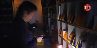 Operarios de Correos de O Val Miñor trabajan con velas al cortar la empresa proveedora el suministro eléctrico