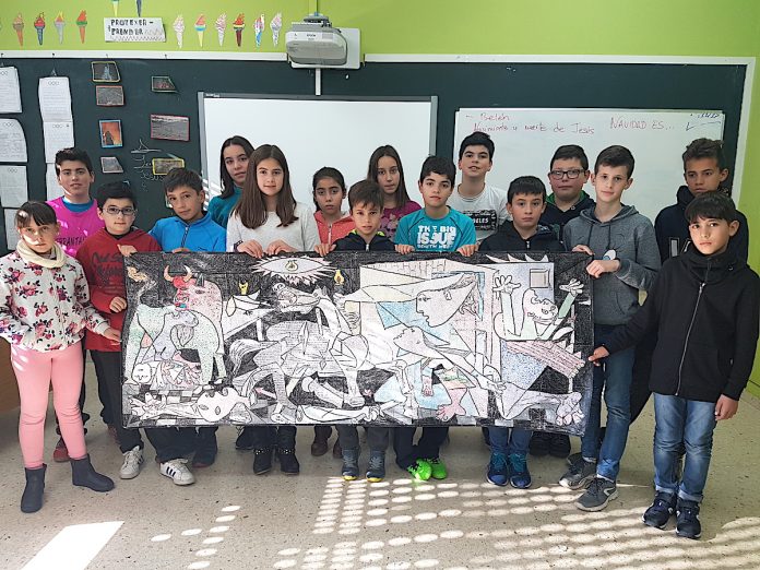Alumnos de Goián homenajean a Picasso con una replica del Guernica