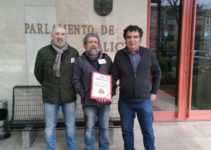 sinaturas_parlamento_galego_bombeiros_valminor Presentan 4.000 sinaturas para a creación dun parque de bombeiros no Val Miñor