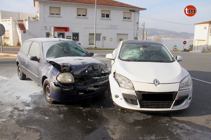 Herida una joven de Nigrán en un accidente de tráfico en la rotonda de Panxón