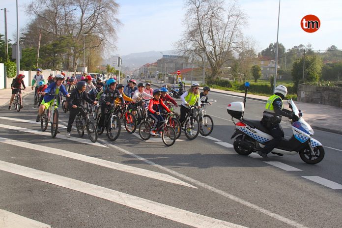 Alumnos de Mánchester celebran en O Val Miñor el Día de la Bicicleta