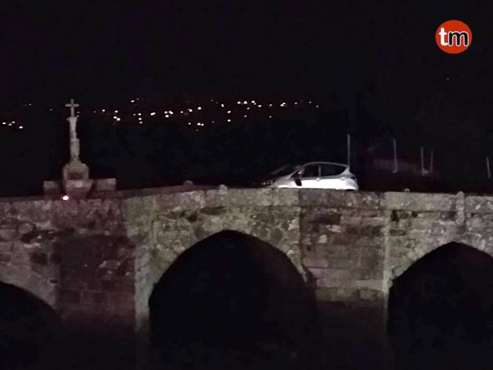 Intenta evadir un control de alcoholemia y se queda atrapado en el puente romano de A Ramallosa
