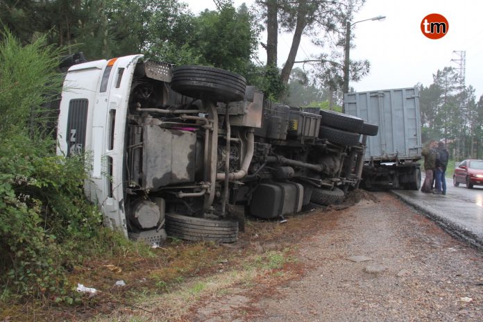 camion_volcado_vincios Vuelca un camión cargado de viruta en Vincios