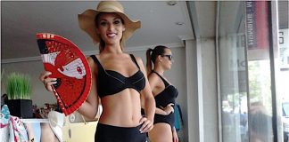 Una tienda de ropa de Baiona organiza un escaparate viviente
