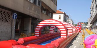 Baiona instala un tobogán acuático de 60 metros de longitud para inaugurar varias calles