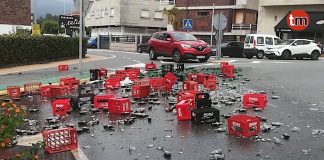 Un camión pierde parte de su carga en una rotonda de Playa América