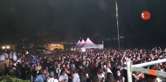 Miles de personas abarrotan el entorno de la playa de Os Frades al ritmo de la música disco