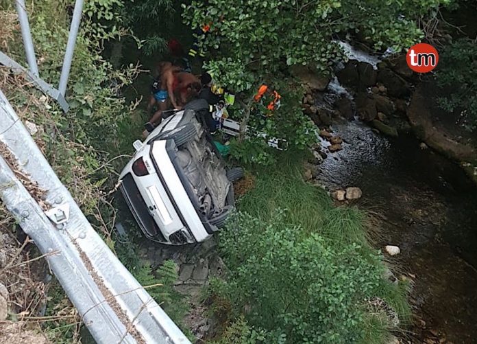 Heridos tras precipitarse con su turismo al río Tamuxe en Oia