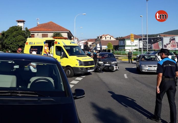 accidente_rotonda_isolina_moto_coche Tres accidentes dejan dos heridos en Baiona y Tomiño y un positivo en Nigrán