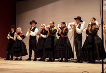 Sábado de folclore en la plaza del Concello de Baiona