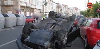 Un turismo vuelca en pleno centro de Baiona tras chocar con dos coches estacionados
