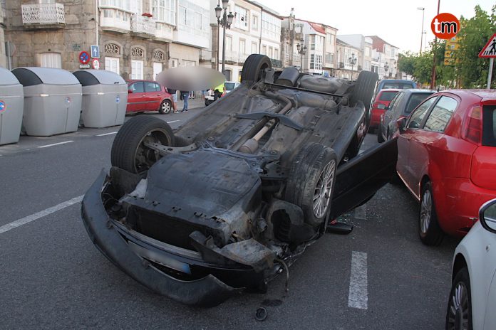 Un turismo vuelca en pleno centro de Baiona tras chocar con dos coches estacionados