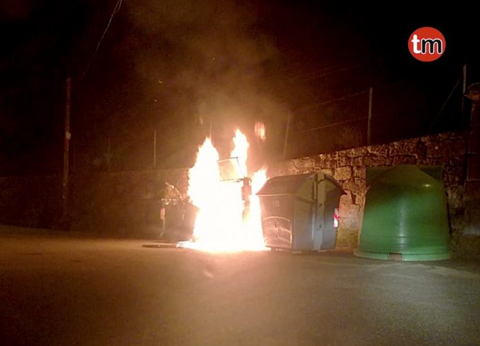 contenedores_ardiendo_nigran1 El GES de O Val Miñor sofoca el incendio de tres contenedores en Nigrán