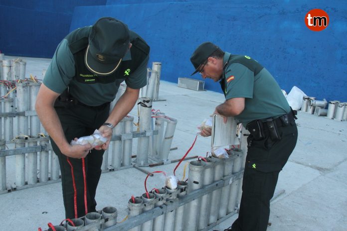 guardia_civil_control_pirotecnia_aguarda1 La Guardia Civil inspeccionó los fuegos artificiales que esta noche iluminarán el cielo de A Guarda