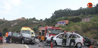 Dos heridos en una colisión frontal en Baredo