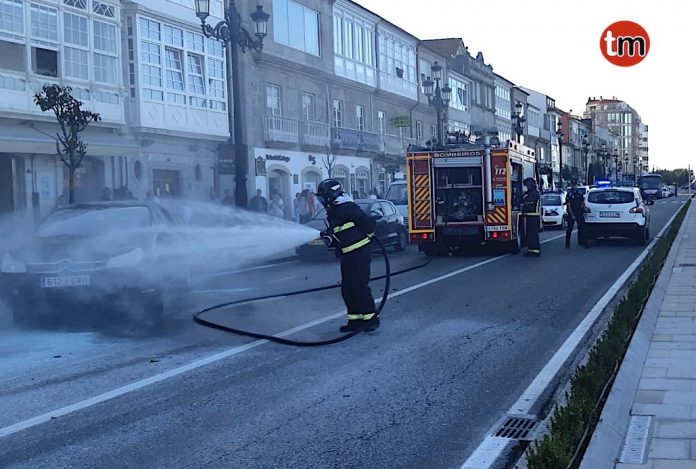Arde un coche en pleno centro de Baiona
