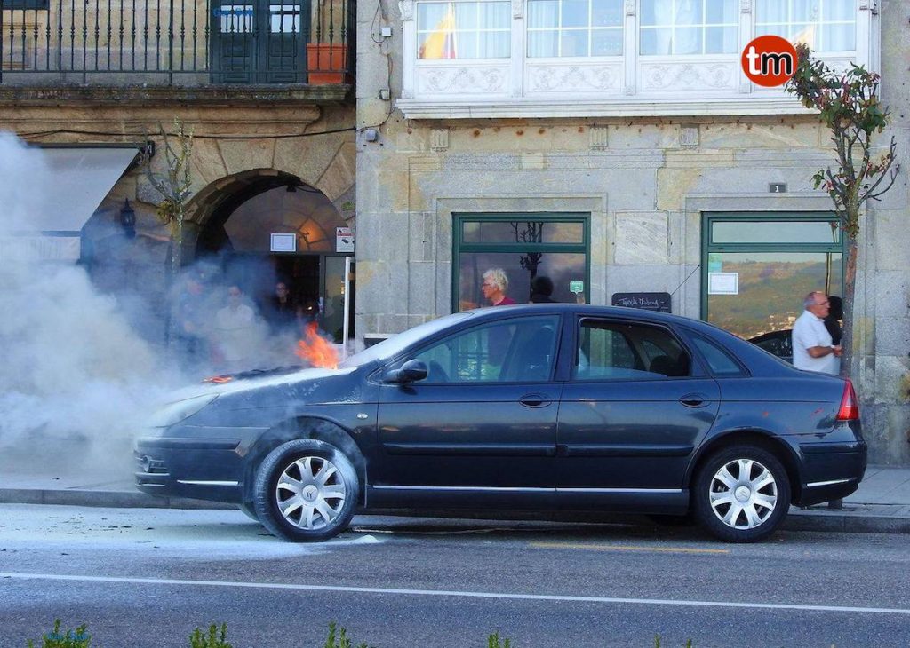 Arde un coche en pleno centro de Baiona