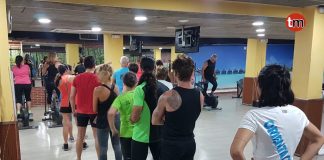 Colas para hacer gimnasia en la piscina mancomunada de O Val Miñor