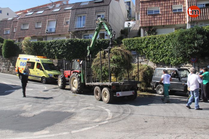 Vuelca un remolque en Baiona y la carga hiere a un peatón