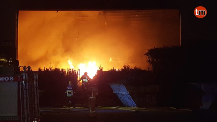 Un incendio calcina una planta de reciclaje en O Porriño