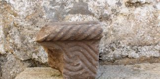 Descubren una jamba de una puerta de hace 2.000 años en el yacimiento del Trega